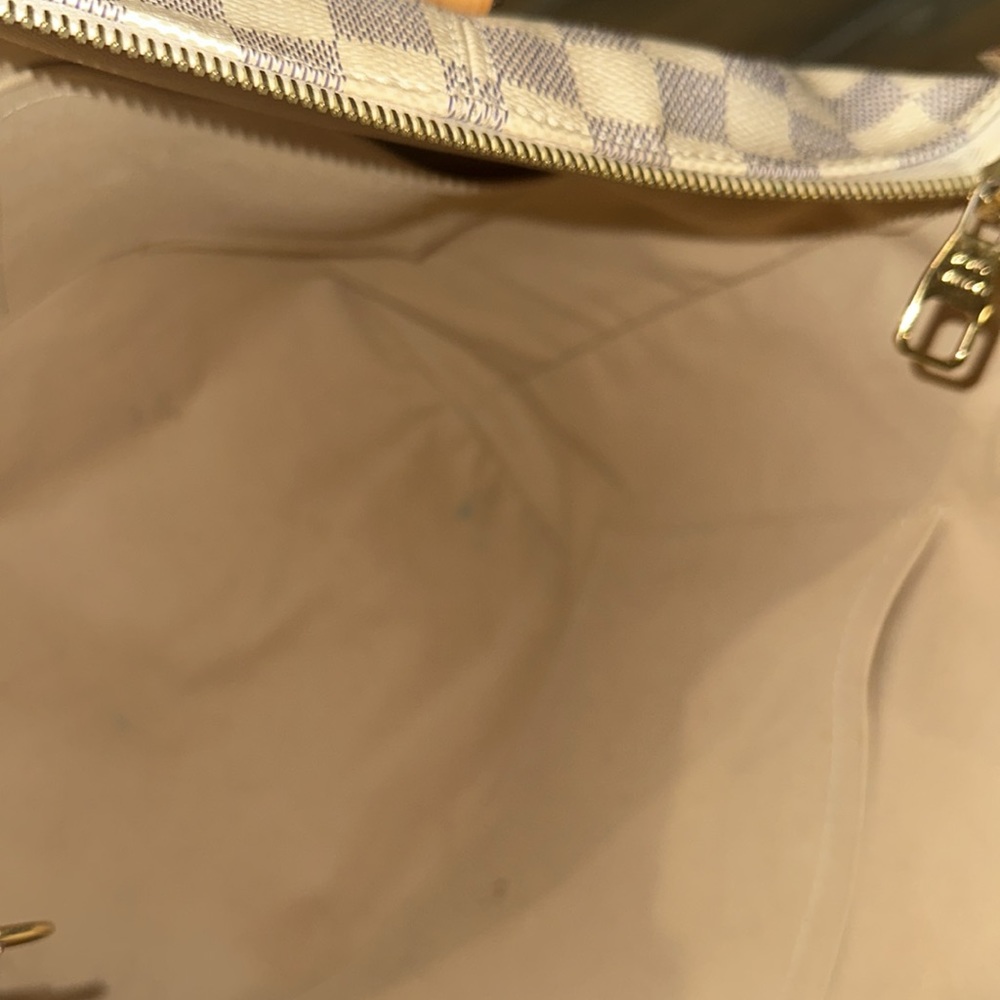 This is an authentic LOUIS VUITTON Damier Azur Totally MM. - Picture 5 of 7